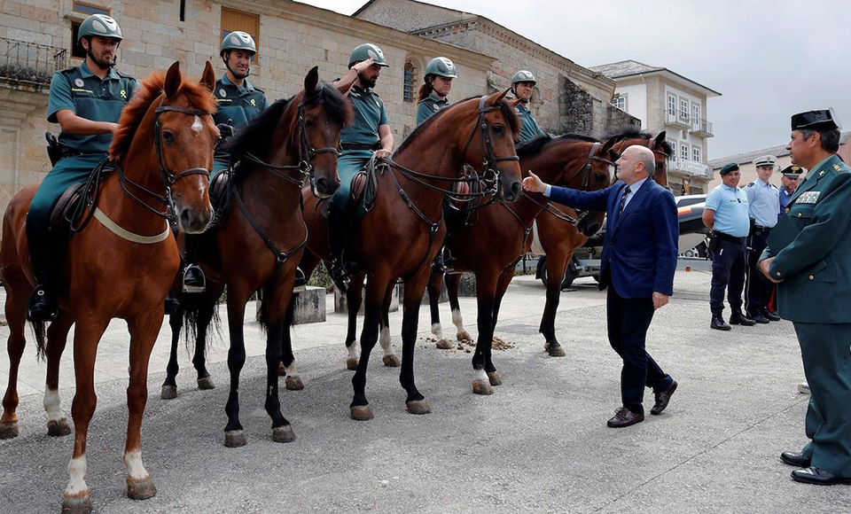 Begrüßung durch den Delegierten Javier Losada in Sarria in Begleitung eines Coronel der Guardia Civil