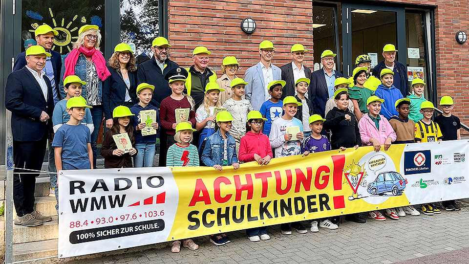 Gruppenfoto mit gelben Kappen "Kreis Borken sieht gelb"