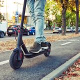 E-Scooter fährt auf dem Radweg