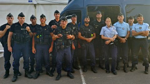 Mobile Einsatzgruppe und Einsatzleiter der Gendarmerie (3. v. r.)