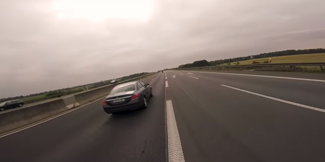 Fahrendes Auto auf einer Autobahn
