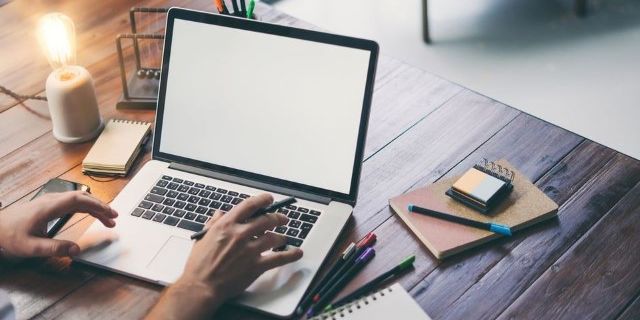 Laptop auf Schreibtisch