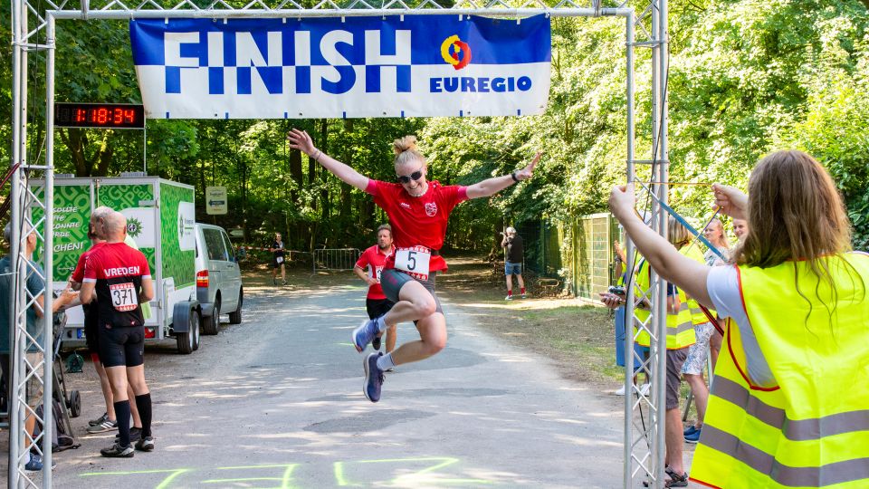 Zielsprung beim Euregio-Triathlon