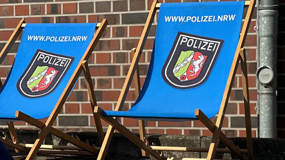 Polizeisonnenliegestühle