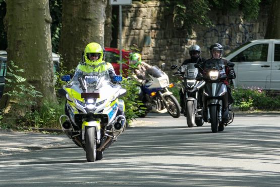 Polizeimotorradfahrer und zivile Motorradfahrer