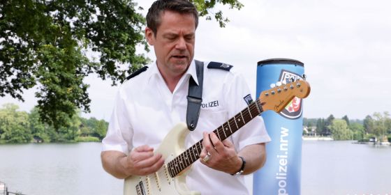 Hans Steinmeier an der Gitarre: Er komponierte die „Ode an die Würde“.